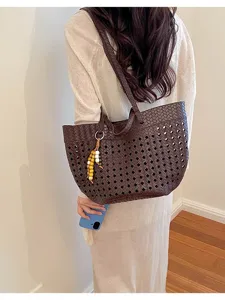 Stylish brown woven tote bag for women, retro casual single shoulder commuting handbag.