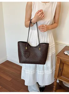 Borsa a tracolla marrone con texture intrecciata da donna, elegante borsa autunnale.