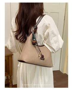 Casual retro canvas hobo shoulder bag for women, versatile autumn daily armpit bag detail.