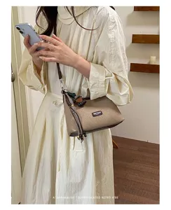Retro canvas shoulder bag for women, casual crossbody hobo bag with vintage minimalist style.