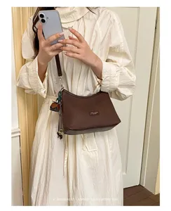 Retro brown hobo shoulder bag for women, casual minimalist underarm bag with chic strap.
