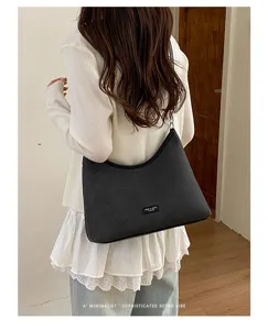 Minimalist black shoulder bag for women, trendy hobo handbag with large capacity and retro style.