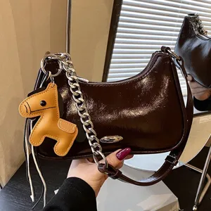 Chic borsa a tracolla in pelle verniciata marrone con catena metallica e ciondolo a cavallo.