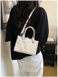 Witte geweven dames schoudertas crossbody met parel strik elegante handtas detail