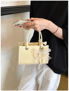 Chique geweven handtas met fijn parelstrikomderdeel, elegante modieuze damestas.