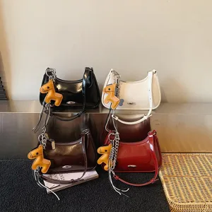 Borsa a spalla in pelle PU lucida con grazioso ciondolo cavallo per donna elegante.