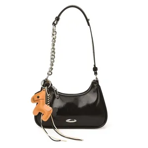 Borsa a spalla elegante in pelle verniciata nera da donna con catena e ciondolo cavallo.