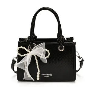Zwarte geweven handtas voor dames met parel strik, stijlvolle kleine crossbody schoudertas.