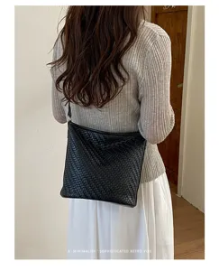 Minimalist retro woven shoulder bag for women, fashion versatile casual underarm handbag.