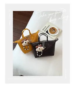 Stylish woven dumpling bag for women, trendy daily handbag and commuter crossbody bag.
