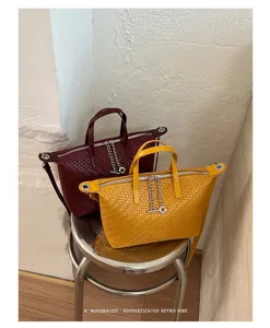 Stylish woven dumpling bag for women, versatile PU leather handbag for daily commuting.