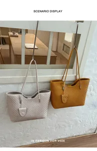Vista dettagliata della borsa tote intrecciata elegante con design raffinato e chic.