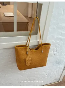 Borsa tote texture intrecciata gialla vista dettaglio, elegante borsa da donna quotidiana.