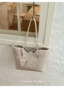 Vista dettagliata dell'elegante borsa tote intrecciata appesa, borsa a spalla chic.