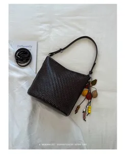 Dark brown woven shoulder bag detail, retro minimalist style, elegant daily commuting accessory.