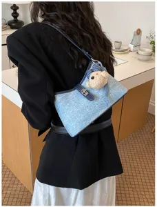 Stijlvolle blauwe denim schoudertas voor vrouwen, veelzijdige crossbody tas met schattige berenhanger.