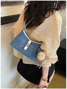 Detail van de denim strass schoudertas met sprankelende steentjes en metalen slot.