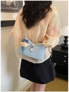 Stijlvolle denim okseltas met strass-steentjes, metalen slot en schattige berenhanger.