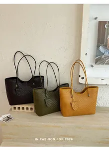 Borsa shopper intrecciata in ecopelle, elegante borsa a spalla autunnale e borsa a secchiello.