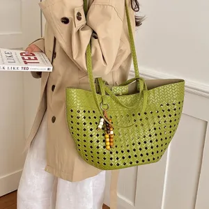 Green woven cutout tote bag for women, large capacity retro chic shoulder bag for autumn commute.