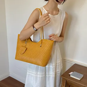 Borsa a mano da donna gialla con texture intrecciata, elegante borsa a spalla.