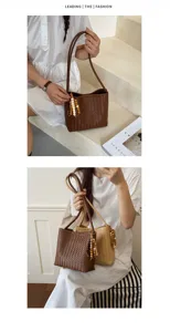 Sac seau en cuir tressé pour femmes, sac bandoulière élégant avec pendentif perlé.