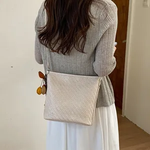 Simple retro woven shoulder bag for women, stylish crossbody commute underarm bucket bag.