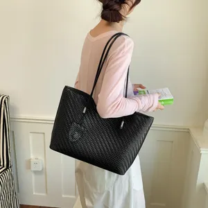 Borsa shopper nera intrecciata da donna, elegante borsa a spalla autunnale in pelle chic.