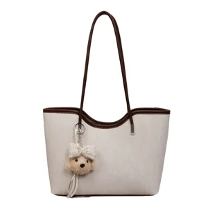 Große Canvas-Tasche für Damen, stylische Pendler-Umhängetasche mit süßem Plüsch-Anhänger.