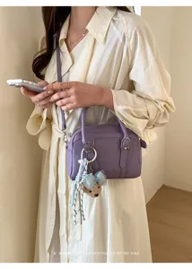 Élégant sac à main Boston violet de style coréen avec charmant pendentif ours et nœud.