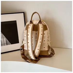 Vista dettagliata dello zaino in pelle PU con stampa di orsetto, borsa casual da donna.