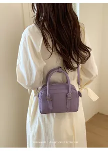 Sac Boston violet minimaliste pour femme, sac à main élégant en cuir pour le travail.