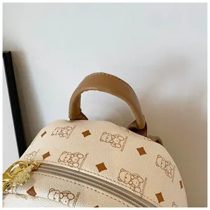 Zaino piccolo da donna con stampa orsetto, borsa casual in ecopelle con manico superiore.
