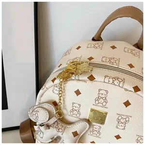 Zaino da lavoro in pelle PU con stampa di orsetto carino e ciondolo a catena dettagliato ed elegante.