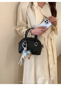 Sac à main Boston noir minimaliste en cuir PU pour femmes, élégant sac bandoulière rétro.