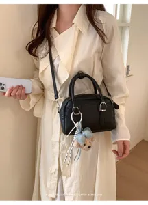 Sac à main Boston noir rétro style coréen avec porte-clés ours mignon pour femmes chic.