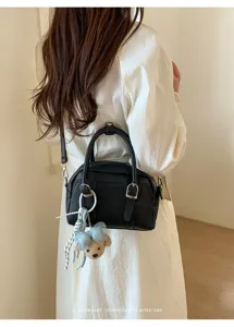 Sac Boston en cuir noir avec charmant pendentif d'ours, sac bandoulière polyvalent.