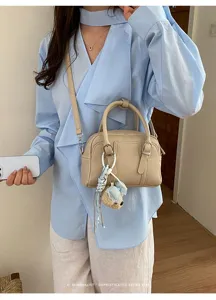 Joli sac a main Boston style coreen avec pendentif d'ours en peluche pour femmes.