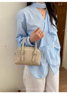 Sac à main Boston en cuir beige minimaliste pour femmes, sac bandoulière chic et élégant.