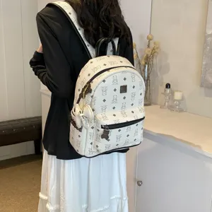 Vista dettagliata dello zaino moda bianco con stampa monogramma orsetto e rombi per donne.