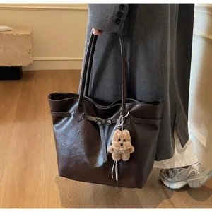 Large capacity brown leather shoulder tote bag for women, stylish retro casual design for daily commute.