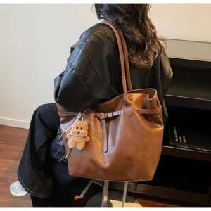 Brown leather tote bag for women, large capacity shoulder bag for daily commuting autumn.