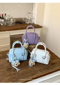 Vue détaillée du sac à main Boston tendance style coréen avec pendentif ours, sac chic élégant.