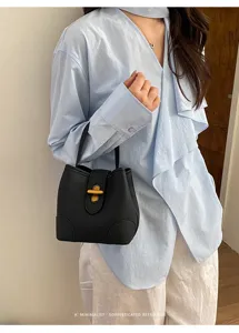 Borsa a secchiello nera minimalista da donna, elegante borsa con chiusura in metallo chic.