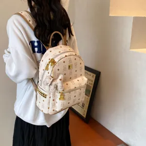 Vista dettagliata dello zaino chic beige con motivo a monogramma di orsetto, borsa da viaggio.