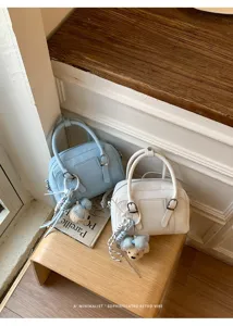 Vue détaillée du sac Boston en cuir PU style coréen, porte-clés ours mignon, chic.