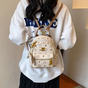 Zaino da donna per il commuting con motivo a orsetto, elegante zainetto da viaggio pratico.