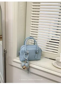 Gros plan détaillé du sac à main boston bleu clair élégant avec texture en cuir.