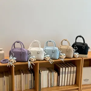 Sac Boston Style Coréen pour Femmes Cuir PU Sac à Bandoulière Avec Pendentif Ours en Peluche Doux Sac à Main de Commuter
