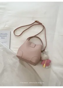 Borsa a secchiello in pelle rosa da donna, borsa a tracolla chic e minimalista con ciondolo coniglio.